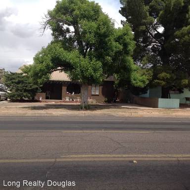 Main picture of 1530 E 10th St