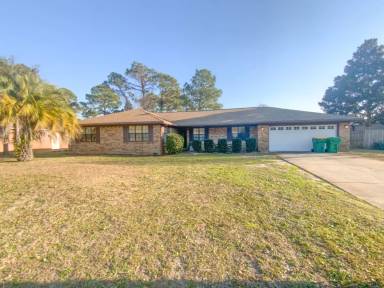 Main picture of 20 Country Club Dr E