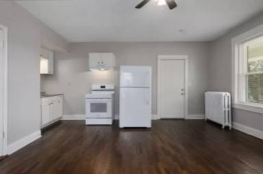 Main picture of 204 E Franklin St