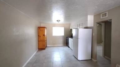 Main picture of 905 N Main St