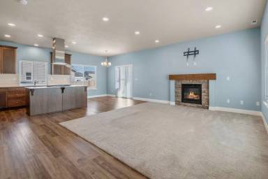 Main picture of 280 NW Double Eagle Ave