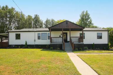Main picture of 32 Jones Cir