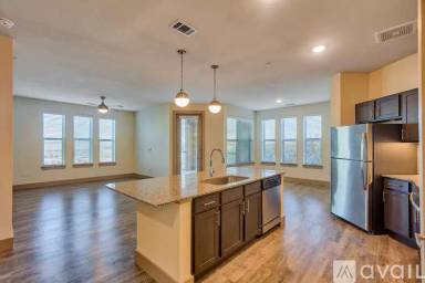 Main picture of N Stemmons Fwy