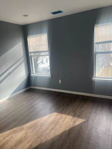 Main picture of 4 Derby St