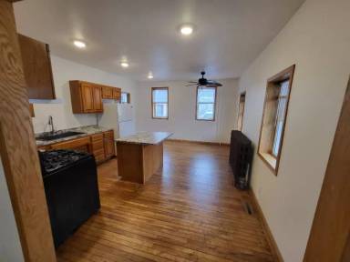 Main picture of 403 1st Ave NE