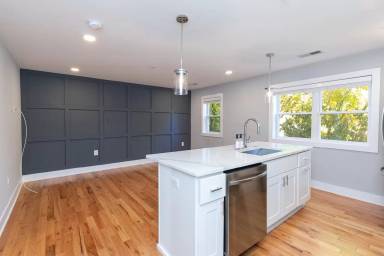 Main picture of 714 11th St SE