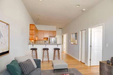 Main picture of 1406 W Superior St