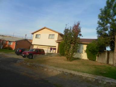 Main picture of 210 Willow Dr