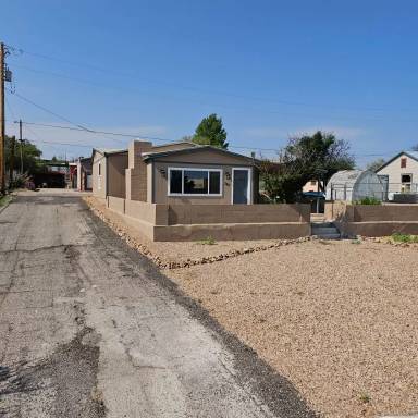 Main picture of 384 E 7th St