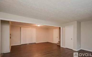 Main picture of 990 Woodbridge Dr NE