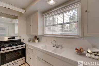 Main picture of 1267 N Hayworth Ave