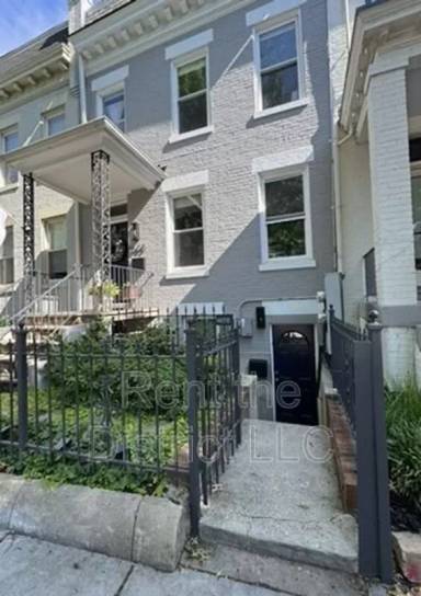 Main picture of 605 Kenyon St NW