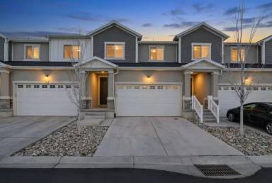 Main picture of 219 W Silver Springs Dr