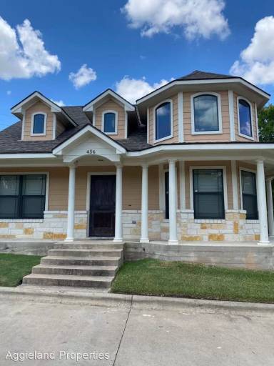 Main picture of 450 Chimney Hill Dr