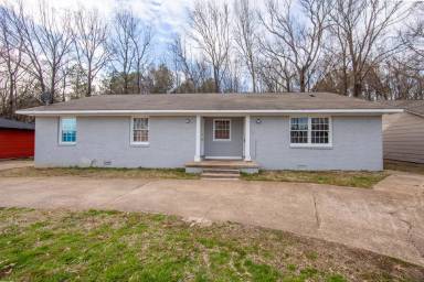 Main picture of 69 Carolane Dr