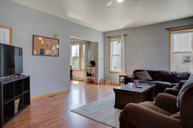 Main picture of 906 Main St E