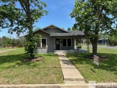 Main picture of 415 S Guadalupe St