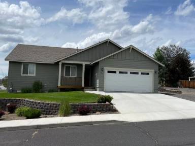 Main picture of 318 NE Hillcrest St