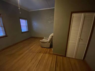 Main picture of 122 S Broadway St