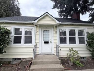 Main picture of 1127 Church St NE