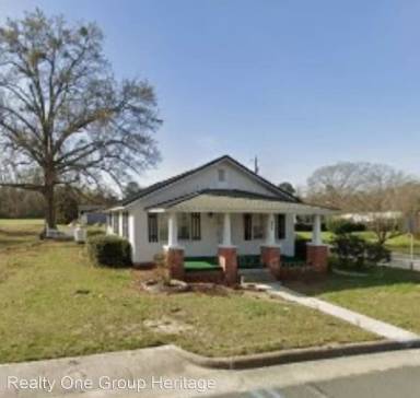 Main picture of 305 Main St