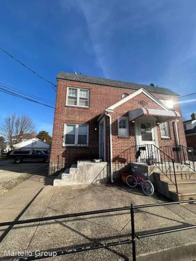 Main picture of 220 Taylor Ave