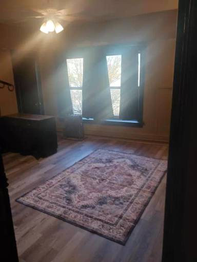 Main picture of 1717 W Burnside St