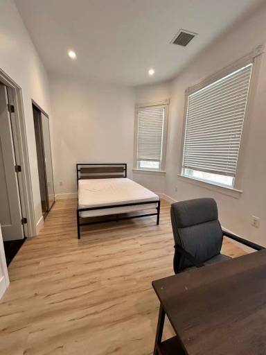 Main picture of 1334 W 22nd St