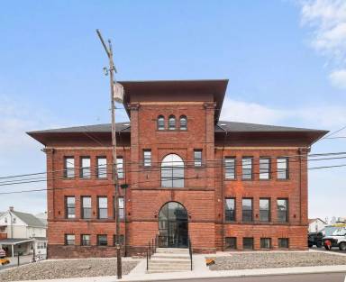 Main picture of 51 S Poplar St