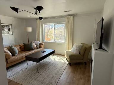 Main picture of 920 W Columbia Ln