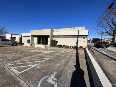 Main picture of 285 E College St
