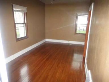 Main picture of 915 W 12th St