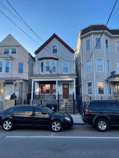 Main picture of 300 N 5th St