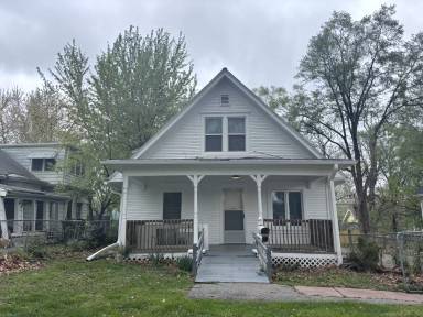 Main picture of 2904 Crown Point Ave