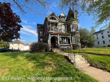 Main picture of 536 Main St