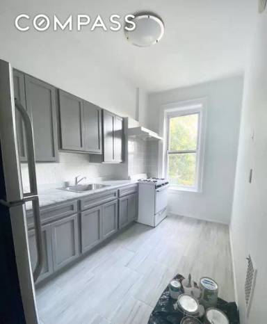 Main picture of 154 Sterling St