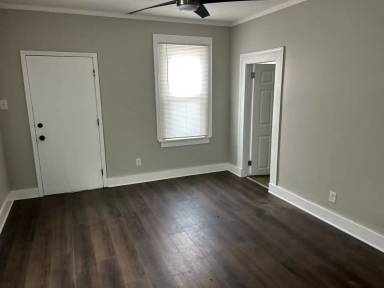 Main picture of 1401 E 61st St
