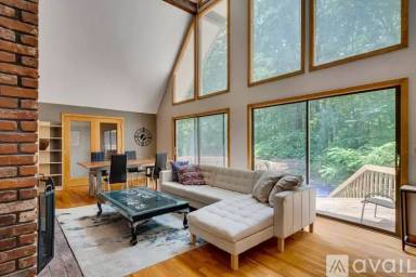 Main picture of 10 Cold Harbor Dr