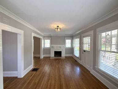 Main picture of 421 Hawthorne Ln