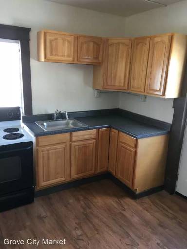 Main picture of 111 W Poplar St