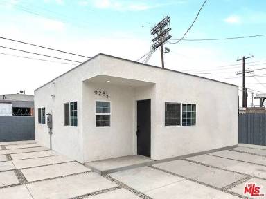 Main picture of 928 E 57th St