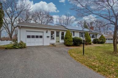 Main picture of 65 Meadow St