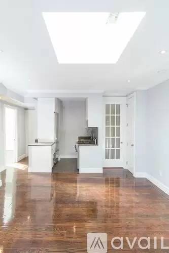 Main picture of 7 E 75th St
