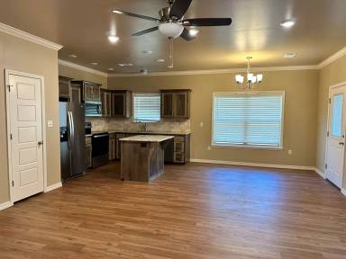 Main picture of 715 Quincy Ave