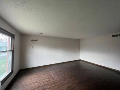 Main picture of 401 W Jackson St