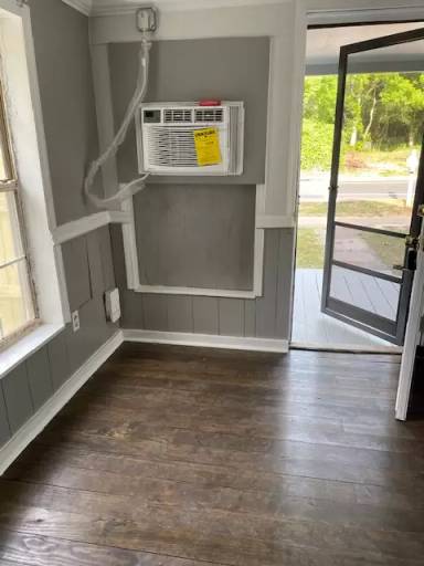 Main picture of 2318 Saxon St