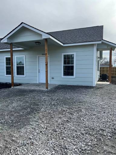 Main picture of 106 W 10 St