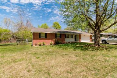 Main picture of 2328 W Berry St