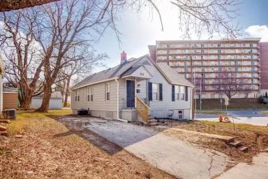 Main picture of 325 W College St