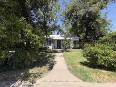Main picture of 220 E 14th St
